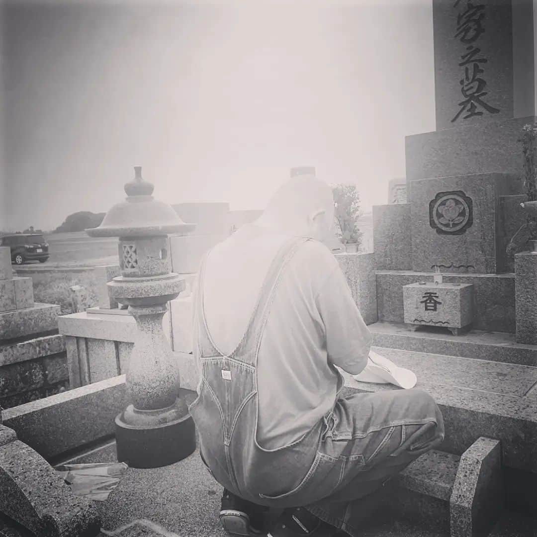松本隆博のインスタグラム：「。⁡ ⁡昨日の御墓参りの時に、遠くの⁡ ⁡方からおばちゃんの声 ⁡「ありがとう‼️‼️‼️‼️‼️」⁡⁡ ⁡が耳から離れない、久々に夢を見た。⁡ ⁡夢に何度も登場してくれた。⁡ ⁡❀( ⸝⸝•ᴗ•⸝⸝ )❀⁡⁡ ⁡ ⁡今日は夢の星で10時から1時間、⁡ ⁡授業してきます。名誉校長として。⁡ ⁡……と言っても僕にできることは⁡ ⁡歌って吠えるだけだけどね。⁡⁡ ⁡今日はこの宇佐を繋いでくれた⁡ ⁡勝っちゃんの分まで頑張ろうー ⁡( ᴖ ·̫ ᴖ )⁡ ⁡⁡ ⁡フリースクール夢の星⁡ ⁡さくら国際高等学校 宇佐キャンパス⁡ ⁡名誉校長  ⁡還暦少年 松本隆博⁡ ⁡ ⁡」