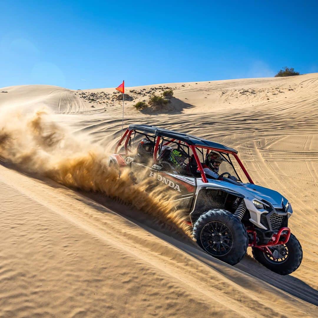 のインスタグラム：「It’s no secret that off-road adventures are only amplified when shared with friends + family. The all-new Talon 1000R-4 FOX Live Valve makes it possible with a spacious four-seat cabin and stadium-style seating— now it’s up to you to choose only 3 buddies to bring along for the ride. #BetterOnAHonda #Talon1000R4」