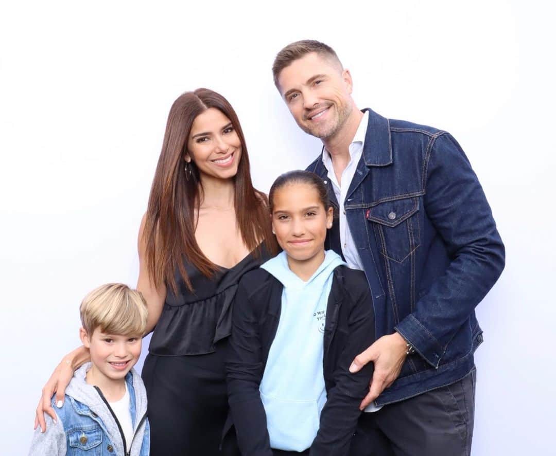 ロゼリン・サンチェスのインスタグラム：「Familia 💕」