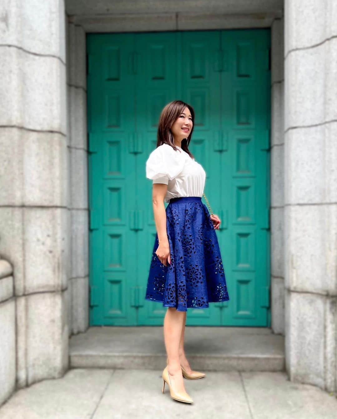 田中浩実さんのインスタグラム写真 - (田中浩実Instagram)「/Navy✖️White  カットワークが素敵なフレアスカート。  光が差し込んだ時が美しいです♡  ウエスト部分がゴムになっていて、体のラインを綺麗に魅せてくれるシルエットなので細く見えますよ♪  Skirt @ala_mode2015  商品番号 #mode-0732 Shoes @jimmychoo  Bag @dior   #sawaalamode #サワアラモード#サワジェンヌ #モデル  #コーディネート #レディースファッション #大人女子 #大人ファッション #大人コーデ #アラフィフファッション #アラフィフコーデ #アラフィフ女子 #50代コーデ  #PR #lifestyle #fashion」6月15日 8時16分 - hiromi.tanaka.japan