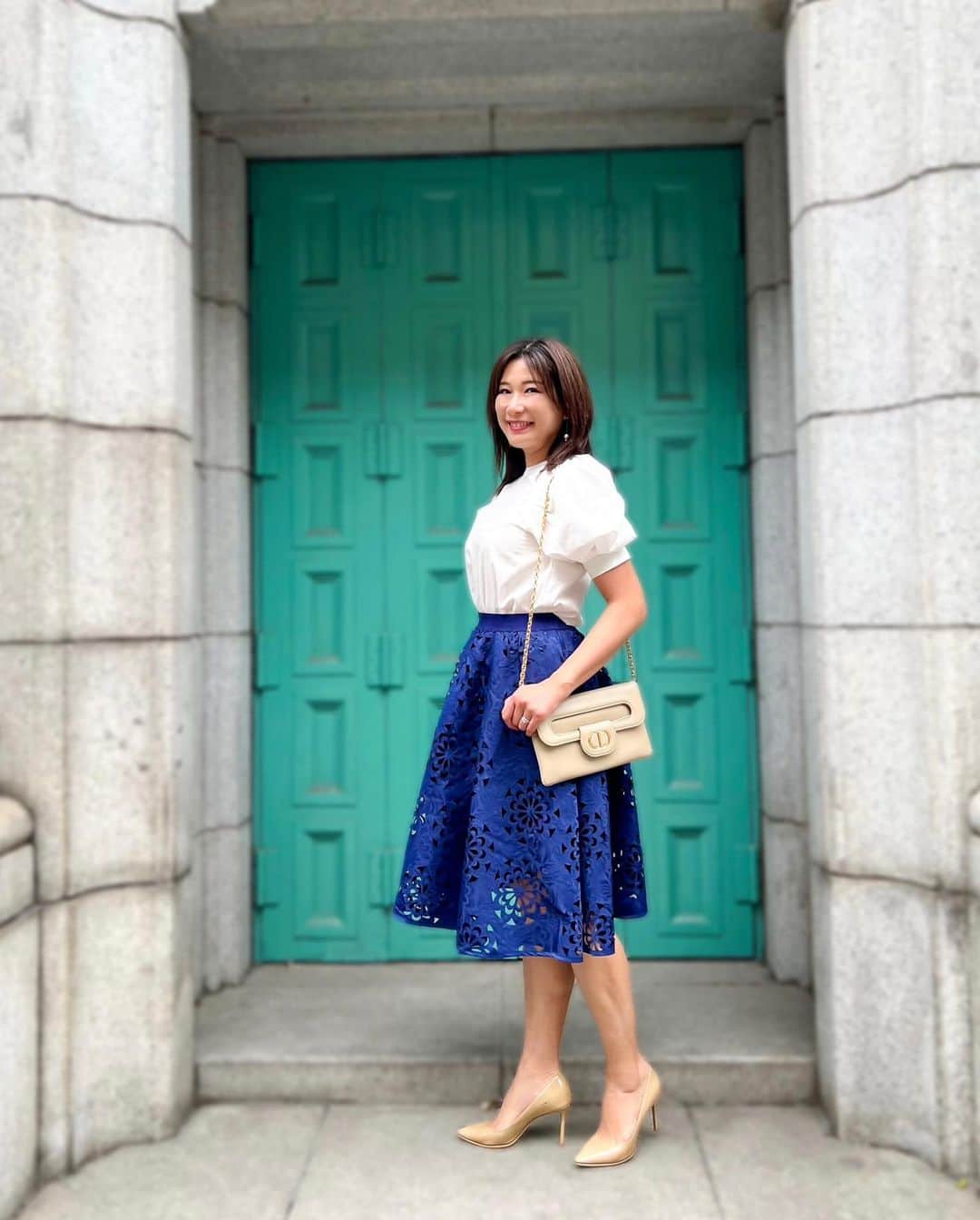 田中浩実さんのインスタグラム写真 - (田中浩実Instagram)「/Navy✖️White  カットワークが素敵なフレアスカート。  光が差し込んだ時が美しいです♡  ウエスト部分がゴムになっていて、体のラインを綺麗に魅せてくれるシルエットなので細く見えますよ♪  Skirt @ala_mode2015  商品番号 #mode-0732 Shoes @jimmychoo  Bag @dior   #sawaalamode #サワアラモード#サワジェンヌ #モデル  #コーディネート #レディースファッション #大人女子 #大人ファッション #大人コーデ #アラフィフファッション #アラフィフコーデ #アラフィフ女子 #50代コーデ  #PR #lifestyle #fashion」6月15日 8時16分 - hiromi.tanaka.japan