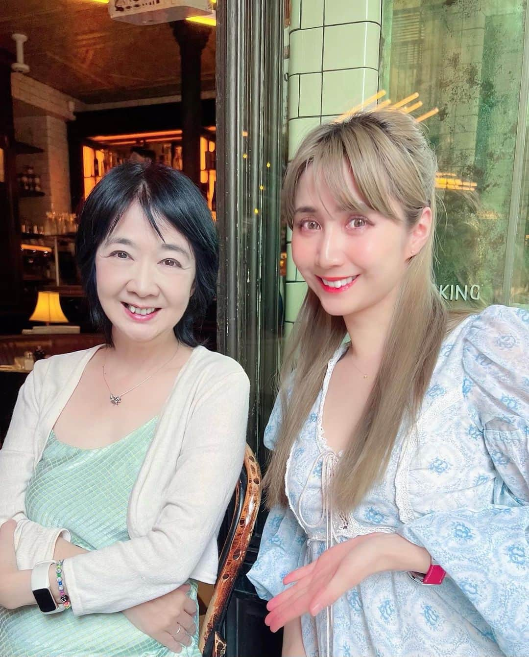 サラ・オレインさんのインスタグラム写真 - (サラ・オレインInstagram)「Les Demoiselles de Paris 👯‍♀️🇫🇷  Avec la grande compositrice Michiru Oshima à Paris.  Quelle femme forte ! J’aime sa musique et je l’aime beaucoup.  Merci pour votre temps précieux !   富貴どん (作曲家の富貴晴美さん)からもずっとお話を伺っていた作曲家の大島ミチルさんとパリでお会いできました。 「とにかく素晴らしくカッコ良い女性！大好き！」と絶賛されてた富貴どん。私もサラッと惚れちゃいました♡  花粉の雪(☃️降ってる！！><)の中、音楽と人生について語れた、思い出に刻まれたプランタンのひととき。感謝  PS 追伸  Enfin libre ! (Le pharmacien m'a conseillé d'arrêter de manger du gluten parce que mon allergie au pollen est terrible en France💦)   解禁 🥖 (本番までは極力グルテンフリーな生活をするようこちらの薬剤師さんに言われ、やっと食べれるー) #パリ日記　  Now the shows over and voice is back, can finally eat gluten again!  #nopainnogain   #大島ミチル 氏 #MichiruOshima  #sarahstyling #サラスタイル #paris #france #パリ #フランス」6月15日 8時17分 - sarahalainn