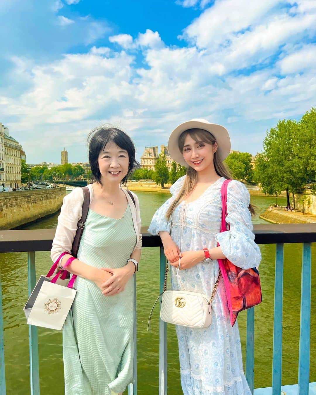 サラ・オレインのインスタグラム：「Les Demoiselles de Paris 👯‍♀️🇫🇷  Avec la grande compositrice Michiru Oshima à Paris.  Quelle femme forte ! J’aime sa musique et je l’aime beaucoup.  Merci pour votre temps précieux !   富貴どん (作曲家の富貴晴美さん)からもずっとお話を伺っていた作曲家の大島ミチルさんとパリでお会いできました。 「とにかく素晴らしくカッコ良い女性！大好き！」と絶賛されてた富貴どん。私もサラッと惚れちゃいました♡  花粉の雪(☃️降ってる！！><)の中、音楽と人生について語れた、思い出に刻まれたプランタンのひととき。感謝  PS 追伸  Enfin libre ! (Le pharmacien m'a conseillé d'arrêter de manger du gluten parce que mon allergie au pollen est terrible en France💦)   解禁 🥖 (本番までは極力グルテンフリーな生活をするようこちらの薬剤師さんに言われ、やっと食べれるー) #パリ日記　  Now the shows over and voice is back, can finally eat gluten again!  #nopainnogain   #大島ミチル 氏 #MichiruOshima  #sarahstyling #サラスタイル #paris #france #パリ #フランス」
