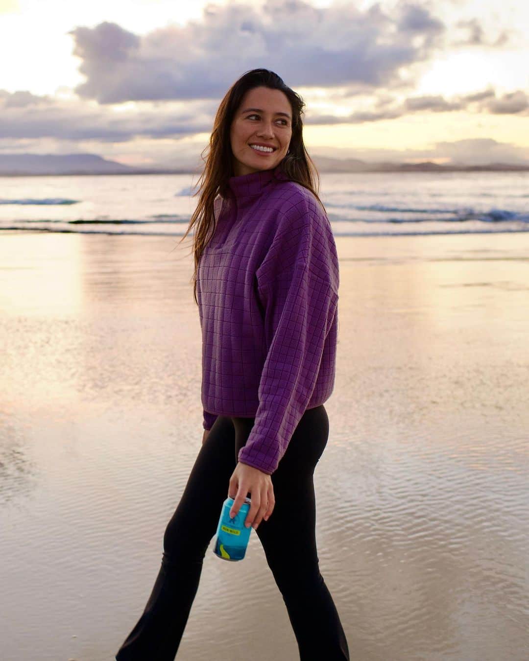 マリア・マニュエルのインスタグラム：「beautiful evening watching whales and waves @athleticbrewing  #nonalcoholicbeer」