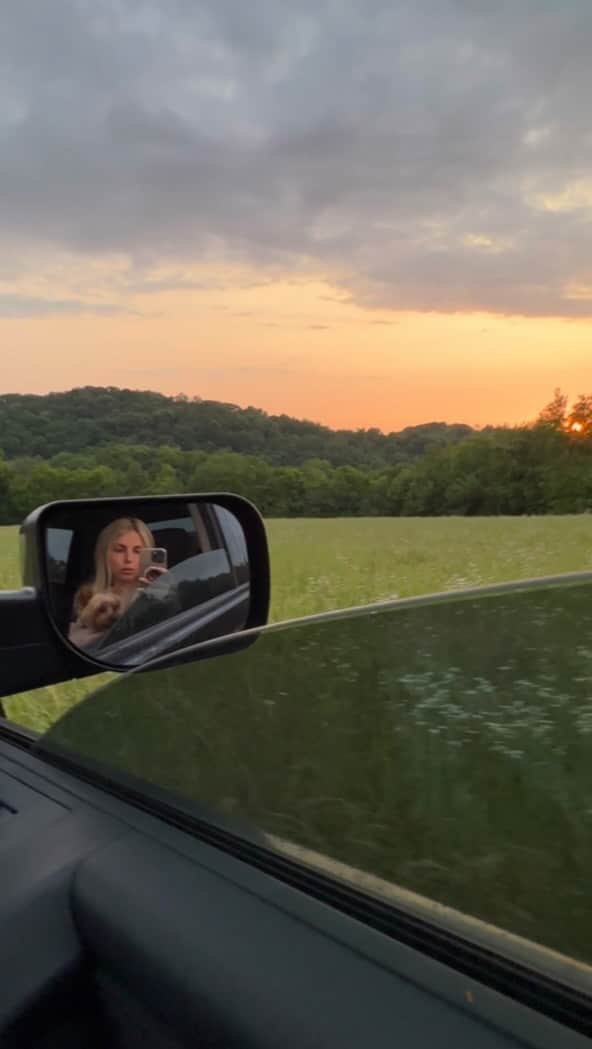 ビリー・レイ・サイラスのインスタグラム：「Chasin’ the sun ☀️」