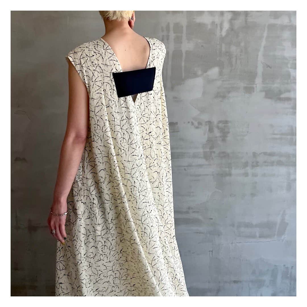 エリオポールのインスタグラム：「2023 Summer Collection  Dress  49.500yen / HÉLIOPÔLE   Ref: 13003079014HN Color: Ivory. Black Siz: 38  店舗にてお電話による通販対応も承っております。  HELIOPOLE代官山店  03 3770 6438  HELIOPOLE 札幌店  011 209 5455  HELIOPOLE 広島店  082 542 7033  ※広島店では現在対応しておりません。  @heliopole_official #HELIOPOLE  #エリオポール」