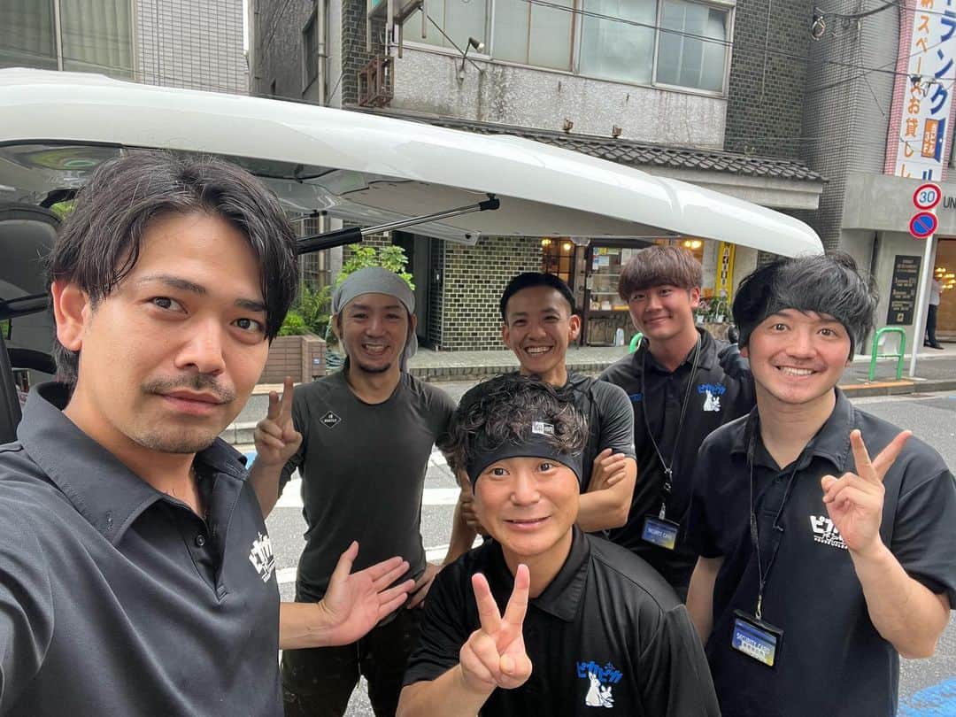 入江慎也のインスタグラム：「お世話になっている社長がやられていらっしゃるトレーニングジムのエアコンクリーニングをやらせて頂きだきました。 業務用のエアコンで、台数が多かったので、お掃除本舗アルバイト時代の先輩のモロさんと、ピカピカメンバーに色々と清掃を教えていただいた、半藤さんが現場に助っ人に来ていただきました。  お二人は清掃の歴が長い、プロ中のプロです。 めちゃくちゃ心強かったです。  ピカピカメンバーと、自撮りで撮りました。  モロさんのことは、僕の著書、信用、にも、沢山書かせて頂きました。  現場が明るくなり、色々とアルバイト時代を思い出します。 楽しい現場でした。 独立をして、こうして、先輩が自分の現場に来ていただけることを嬉しく思います。 ありがとうございました。  #ピカピカ #モロさん #先輩 #7個下の先輩 #お掃除本舗 #アルバイト #修行 #エアコンクリーニング #業務用エアコン #トレーニングジム #青山」