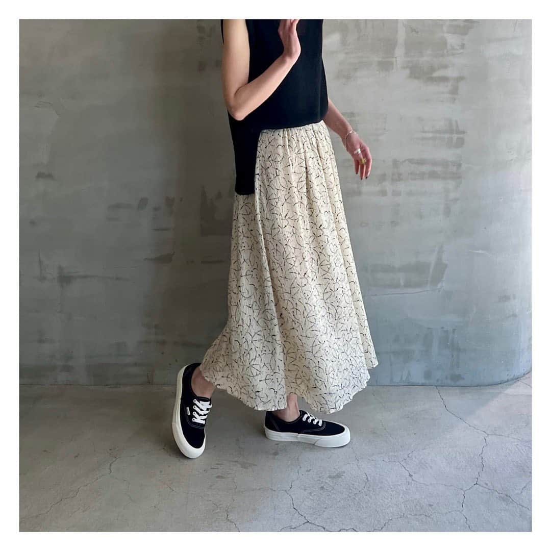 エリオポールのインスタグラム：「2023 Summer Collection  Skirt  38.500yen / HÉLIOPÔLE   Ref: 13003080067HN Color: Ivory. Black Siz: 36.38  店舗にてお電話による通販対応も承っております。  HELIOPOLE代官山店  03 3770 6438  HELIOPOLE 札幌店  011 209 5455  HELIOPOLE 広島店  082 542 7033  ※広島店では現在対応しておりません。  @heliopole_official #HELIOPOLE  #エリオポール」