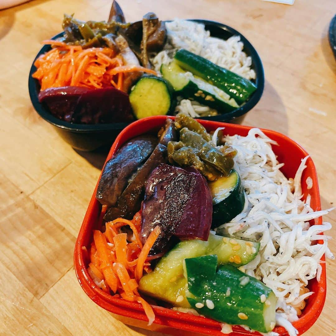 井上真帆のインスタグラム：「きょうの#朝ごはん　と　#お昼ご飯　の#お弁当。  朝のラジオニュースと 昼のTVニュース勤務の楽しみです。  月曜日は2品くらい、 その後は　一日1品ずつ　 ちょこちょこ副菜を作るのが習慣です。  だから 四日目の木曜日になると ちょこちょこ詰められる 副菜のストックが増えて こんな感じになります。  決して毎日頑張っているわけではないのですが、、、  マイペースでお弁当作りができるようになったのは @genmai130000000  世界一美味しい玄米ごはん、 @miemajyo 先生 の #フードレメディ  の　おかげさまです。  @kiraboshi_farm キラ星さんから届けてもらったビーツはエチュベで。  半分食べ終わったところで @salon_de_cuisine_saimaru_2  西丸先生おすすめの #ホワイトバルサミコ を からめたら、 酸味と甘味のバランスが絶妙で めちゃうまな副菜にブラッシュアップされましたー♡  色んなお方の お知恵やご経験をいただき、 そして自然の恵みをいただくことで 美味しい毎日を過ごせることに 感謝です。  #井上真帆　#ナレーター　#MC #フリーアナウンサー　#ホリプロ  #こども手話ウイークリー　#手話勉強中　#声のお稽古  #ナレーション」