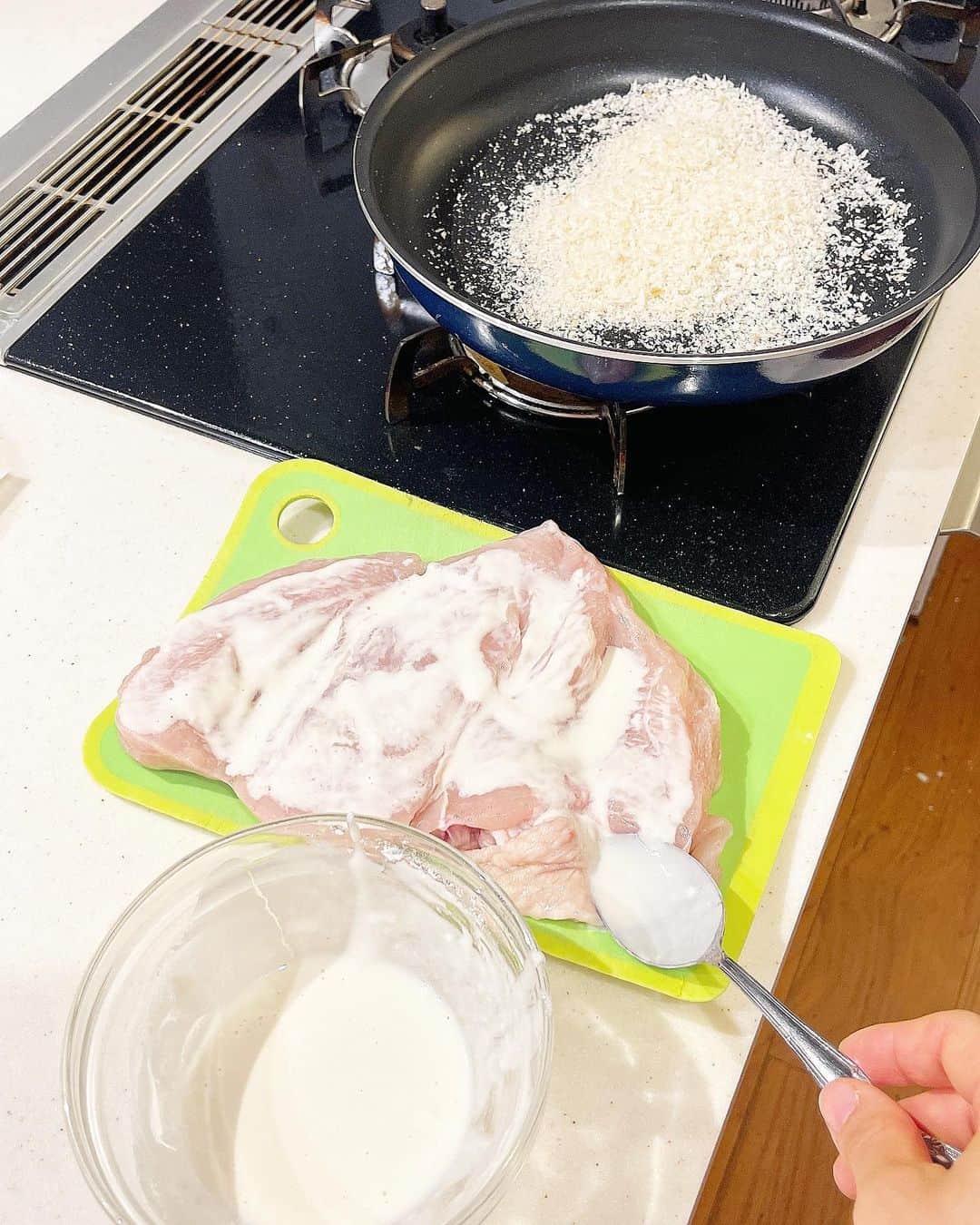 みきママさんのインスタグラム写真 - (みきママInstagram)「【イタリアンチキンカツ弁当です！！】  皆さん、毎日コメント、ありがとうございます🥹🥹🥹  今日は、ラタトゥイユをたくさん作ったから、ソースにして、チキンカツにかけよう❗️❗️イタリアンチキンカツだ🤩🤩🤩  作り方はね、鶏むね肉のチキンカツにラタトゥイユ＋ケチャップを混ぜてかけるだけです❗️ ハサミで具を刻んだらトマトソースになります😄😄😄鶏むね肉はね、かたくならないように前日から塩麹に漬けておきました🎉🎉🎉  すると、れんくんが起きてきません。  見に行くと、れんくん「具合悪い。」ってさ。昨日は元気だった。 　  遅くまで起きてないでよく寝てよく食べなさい‼️  #みきママ　#時短　#チキンカツ　弁当 #鶏むね肉　#おにぎり #チキン  #料理 　#イタリアン  #弁当　#豚肉 #チキンカツ弁当　 #高校生 #男子弁当　 #japanesefood #obento #onigiri #japan」6月15日 8時46分 - mikimama_official