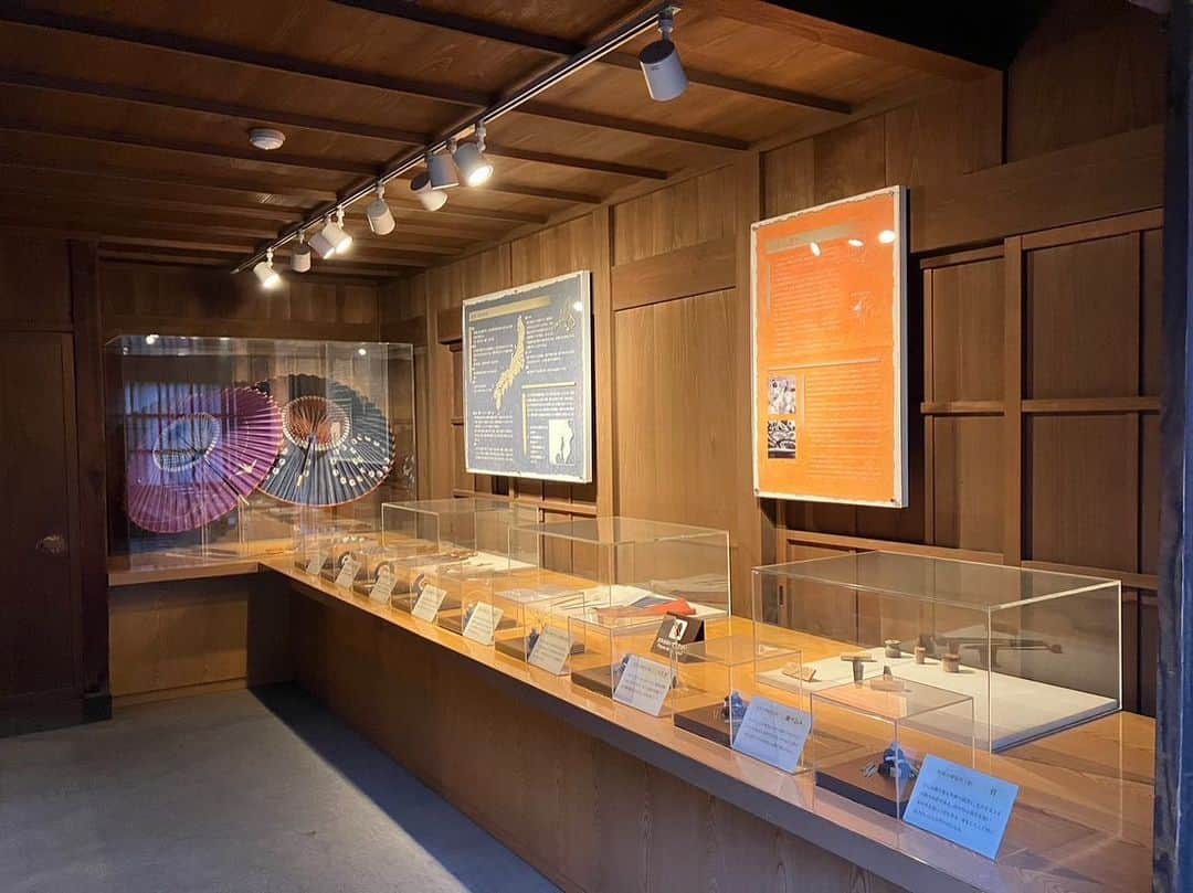 依田司さんのインスタグラム写真 - (依田司Instagram)「6月15日(木) 東京小金井市にある『江戸東京たてもの園』から。 今から３０年前に東京都江戸東京博物館の分館として開設されました。 現地での保存が不可能となった歴史的建造物を可能な限り移築し、復元・保存・展示しています。 今回は、梅雨時期ということもあり「和傘問屋」に注目。和傘がどうやって作られていたのかのコーナーもあり、雨の季節に傘について考えてみるのも良いですね。  #江戸東京たてもの園 #goslowcaravan #ゴースローキャラバン #依田さん #依田司 #お天気検定 #テレビ朝日 #グッドモーニング #気象予報士 #お天気キャスター #森林インストラクター #グリーンセイバーアドバンス #プロジェクトワイルド #IPCC伝導者 #japan #japantrip #japantravel #unknownjapan #japanAdventure #japanlife #lifeinjapan #instagramjapan #instajapan #療癒 #ilovejapan #weather #weathercaster #weatherforecast」6月15日 8時50分 - tsukasa_yoda