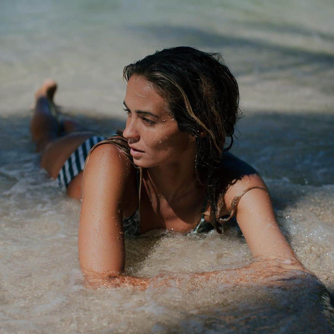 ブリアナ・コープさんのインスタグラム写真 - (ブリアナ・コープInstagram)「On a beach in Hawaii 🌺🌴☀️」6月15日 8時58分 - briannacope