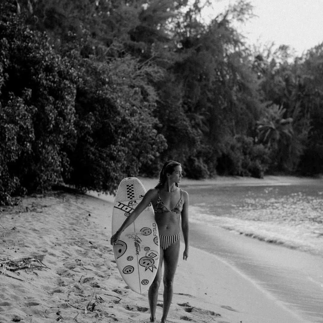 ブリアナ・コープさんのインスタグラム写真 - (ブリアナ・コープInstagram)「On a beach in Hawaii 🌺🌴☀️」6月15日 8時58分 - briannacope