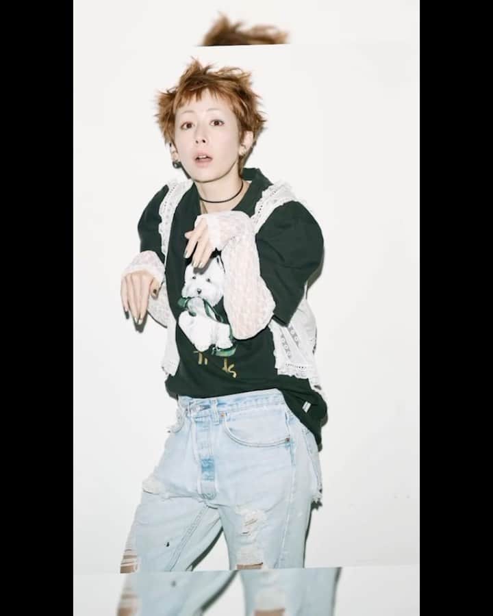 木村カエラのインスタグラム：「１９周年の6/23まて、あと8日。 その日はALBUM"MAGNETIC"のTOURファイナルです。  マネージャーさんが19年分のアーティスト写真をまとめた動画を作ってくれました。🥰  ぜひLIVE遊びに来てね🤟⚡️  ■2023年6月23日(金)　 東京 Zepp DiverCity  #LIVE #TOUR #MAGNETIC #kaelakimura  #19thanniversary」