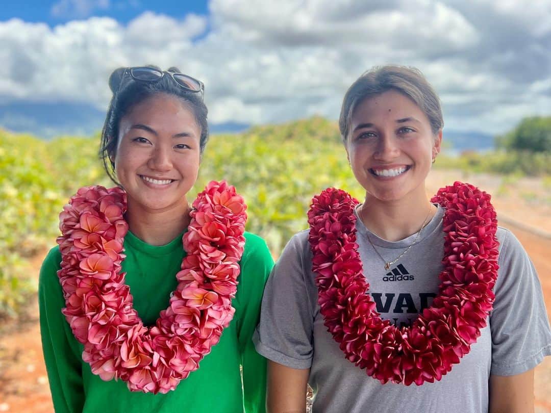 クラーク・リトルのインスタグラム：「My niece and daughter wearing double Plumeria Leis today "JL Hawaiian Coral" on the left and "Cranberry" on the right 🧡❤️ @littleplumeriafarms」