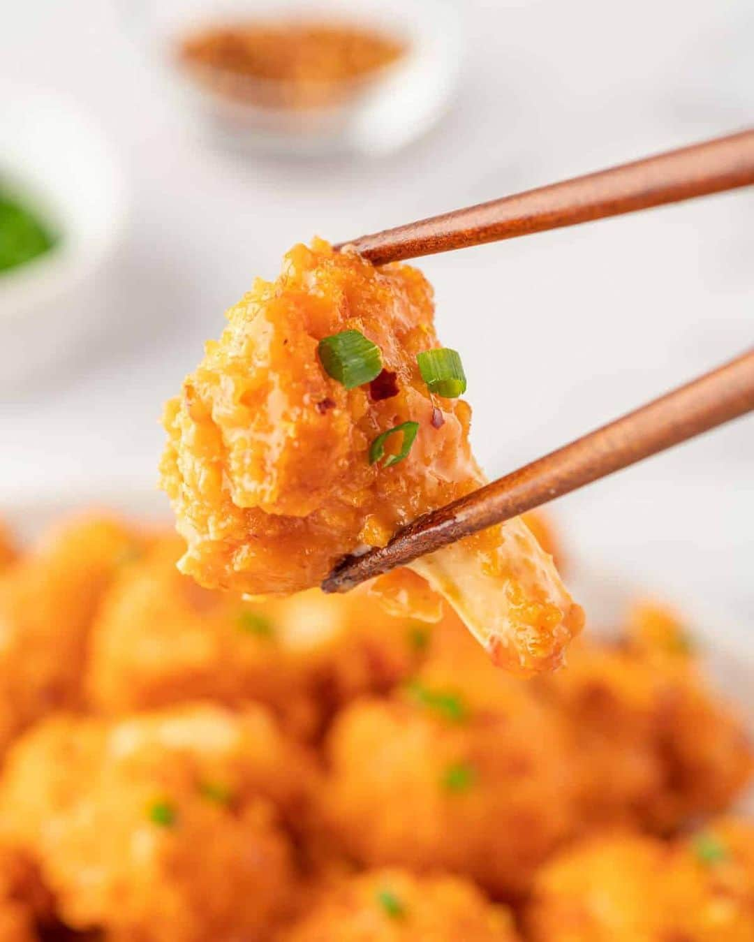 Easy Recipesさんのインスタグラム写真 - (Easy RecipesInstagram)「Crispy Bang Bang Cauliflower Bites. It’s hard to believe crispy baked cauliflower is hidden beneath the crispy crust and sweet and spicy bang bang sauce. It’s the perfect meat-free appetizer for anyone trying to get more veggies into their diet.  Full recipe link in my bio @cookinwithmima  https://www.cookinwithmima.com/crispy-bang-bang-cauliflower/」6月15日 9時07分 - cookinwithmima