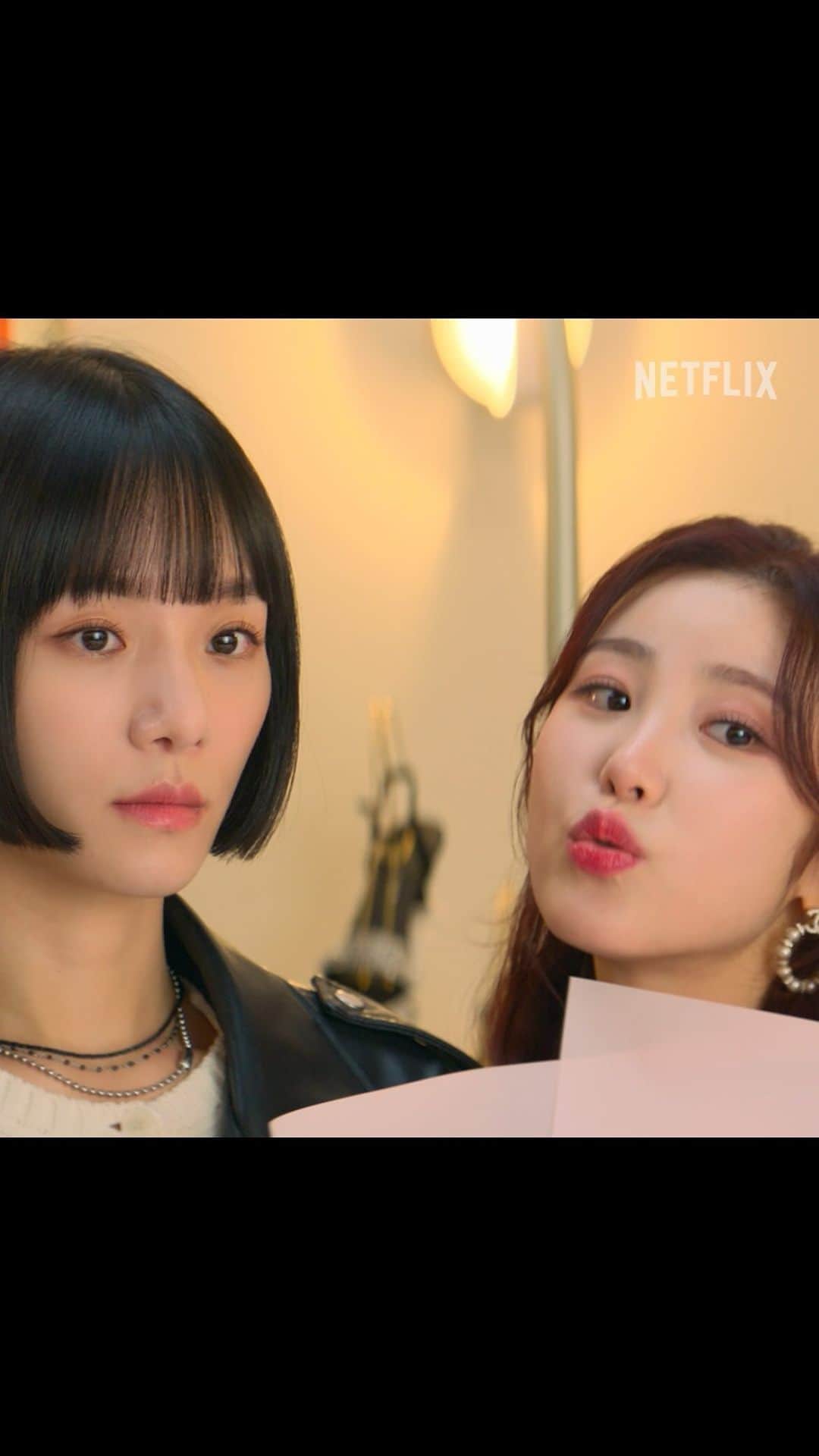 チョン・ヒョソンのインスタグラム：「#NETFLIX  #CELEBRITY #셀러브리티 🖤 6월 30일 🎬」