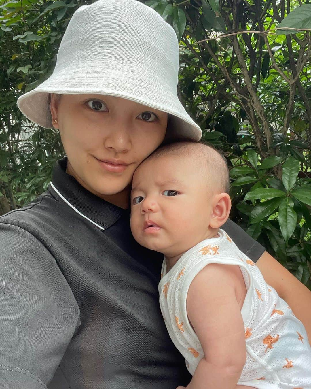 奥山春香さんのインスタグラム写真 - (奥山春香Instagram)「今日はばーばのおうちでお留守番👶 ままはゴルフに行ってきます⛳️ おちびのかお笑  #ユニクロコーデ #AScollection」6月15日 9時21分 - corvetteharuka