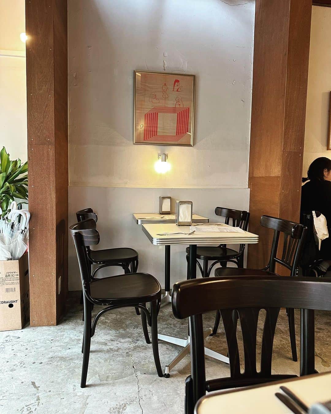のインスタグラム：「祐天寺にまた一つ好きなお店が増えました☺️  内装がとても好きな感じ  内装を手掛けたのは聞いてみたらTRIPSTERとの事  朝からやってるのもいいですね😆！  アーリーキャット  #ハンバーガー #アーリーキャット」