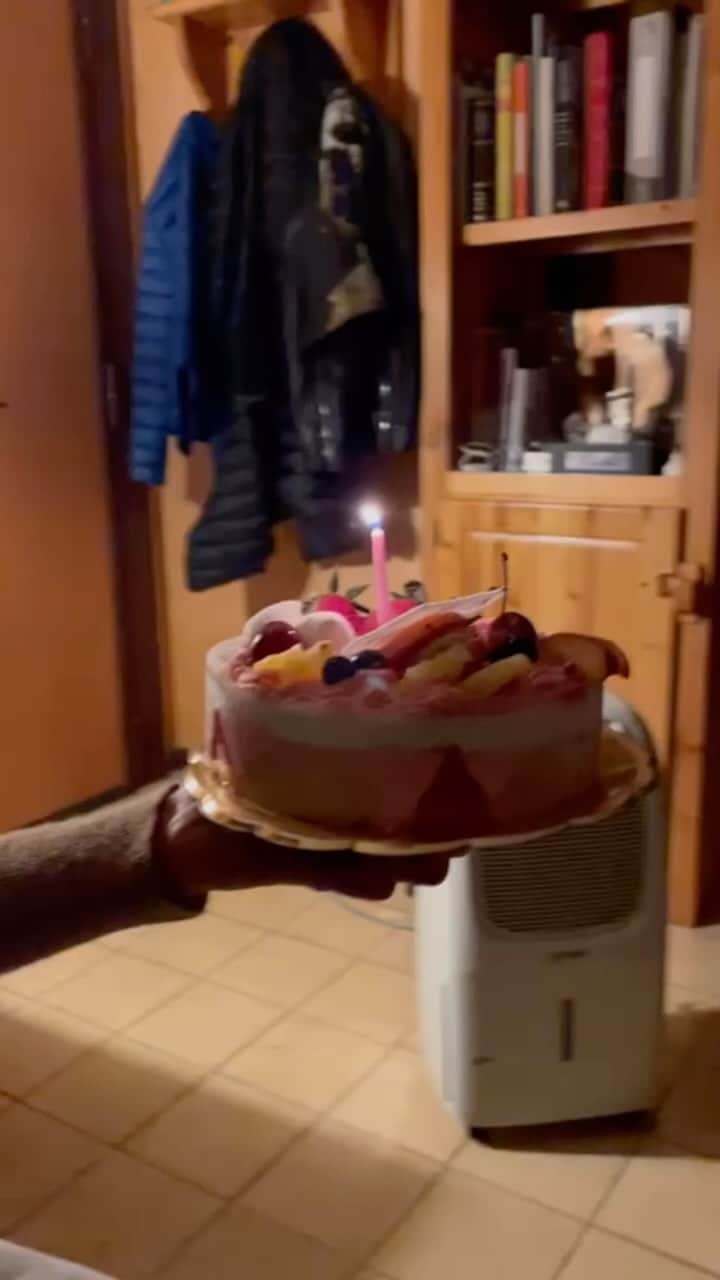 Ambra Angioliniのインスタグラム：「Chissà se anche tu da piccola l’ AMORE l’avevi disegnato così …sei un capolavoro mamma #happybirthday @dorianacomini @jolandarenga @alfredo_angiolini #leonardorenga」