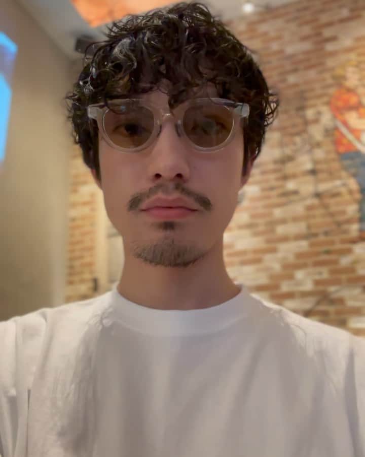 のインスタグラム：「New Hair  夏はパーマを推したい気分☺️  今までかけた中で1番強めな13mmのランダムスパイラルパーマ😆  髪型変えると気分が変わっていいですね♪  YouTubeに構成の動画アップしたので参考に是非👍🏻  #ランダムスパイラルパーマ #スパイラルパーマ #ナミカズパーマ」