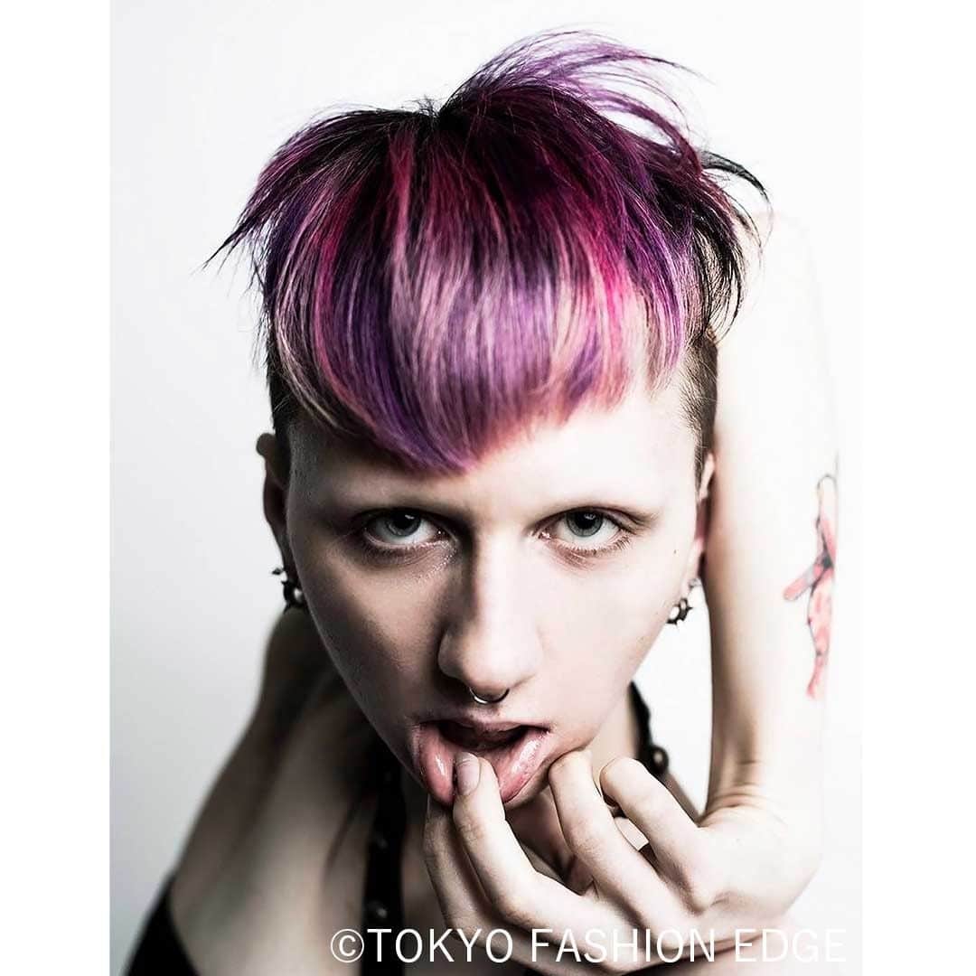 東京ファッションエッジ／プロフェッショナル東京のインスタグラム：「#ファッションエッジ 57号　好評発売中！  作品の一部をご紹介。  石川広樹 PAUL SAWADA GROUP DIO @ishikawadio   公式オンラインストアでは、クレジットカード、アマゾンpay、コンビニ決済、キャリア決済など、お支払いも便利でスムーズ😄 お買い求めは弊社（https://beauty-gr.co.jp）まで🔍  ---------------------------------------------------- #東京ファッションエッジ　#tokyofashionedge #profeshionaltokyo #クリエイティブヘア#creative #クリエイティブヘアスタイリスト #creativehairstylist #hair #ヘアスタイル#hairstyle #ヘアカラー #haircolor #メイク #make #makeup #ファッション#fashion #美容師 #ヘアスタイリスト#hairstylist#hairstylistjapan #美容学生#modermsalon#colorsync#hairtransformation#hairinspo#hairofinstagram #美容学生と繋がりたい#fashionista」