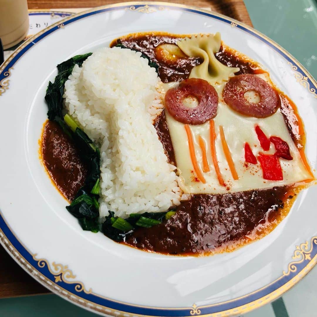 水谷さるころのインスタグラム：「お母さんだけ古墳カレー食べに行ったら許さないと言われたので、4時間授業の日に明治大学博物館のカフェに虎塚古墳発掘カレー食べに行ってきました！　石棺発掘した！　もちろん展示も見ましたよ😆　#古墳発掘カレー」