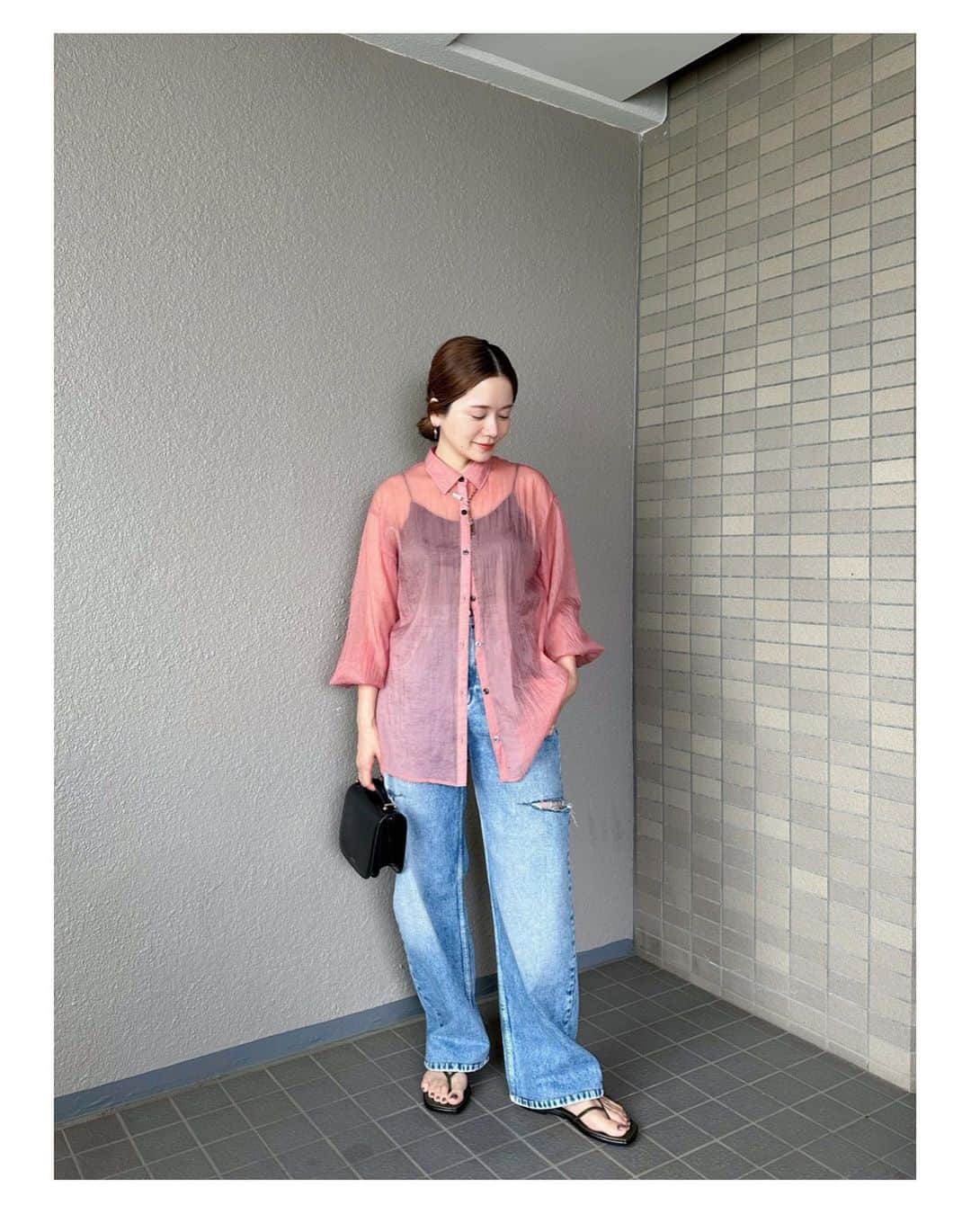 高山直子のインスタグラム：「やっぱ大好きなシャツ♡ 大人気のピンクも再販しました😉 インナーもEiiSのリブキャミ。 ほんと大活躍🙌🏻 アイテムはタグ付けです🏷️  #きょうのふく」