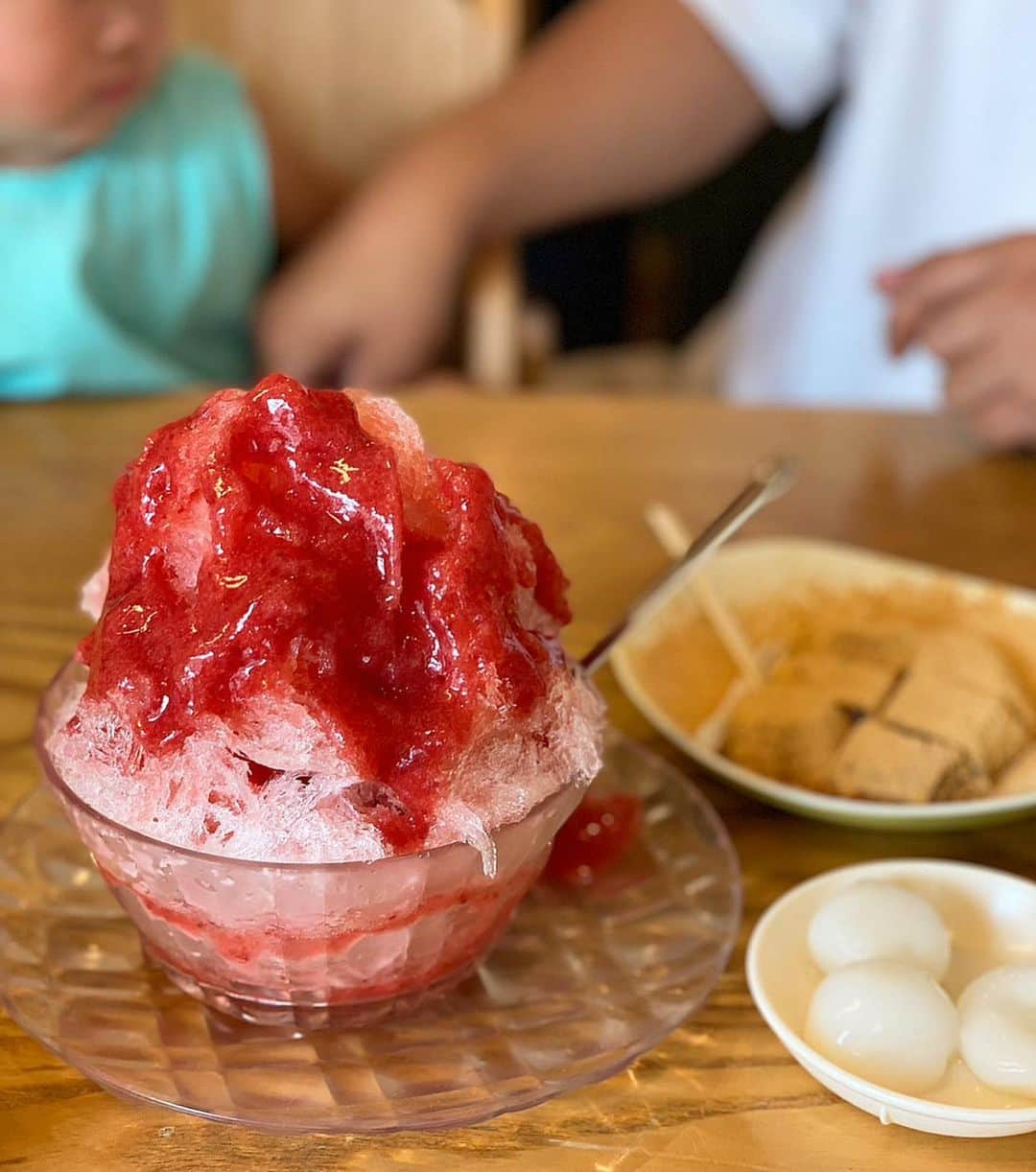 Yuiさんのインスタグラム写真 Yuiinstagram「 かき氷🍧はじめました♡ 今年はいちご味のかき氷と わらび餅からのスタートです😍🍧🍓 こはく かき氷 苦楽