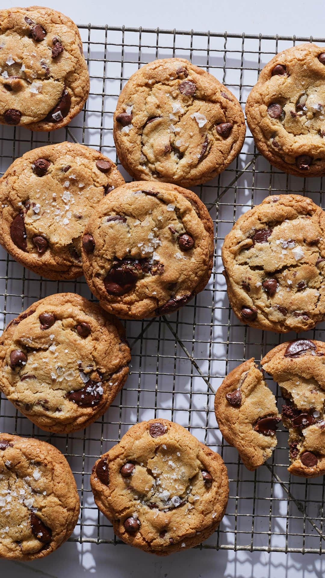 Gaby Dalkinのインスタグラム：「My most favorite cookies in the whole wide world!! Hit the link on my profile for the printable @whatsgabycookin https://whatsgabycooking.com/chocolate-chip-cookie-recipe/ 🍪」