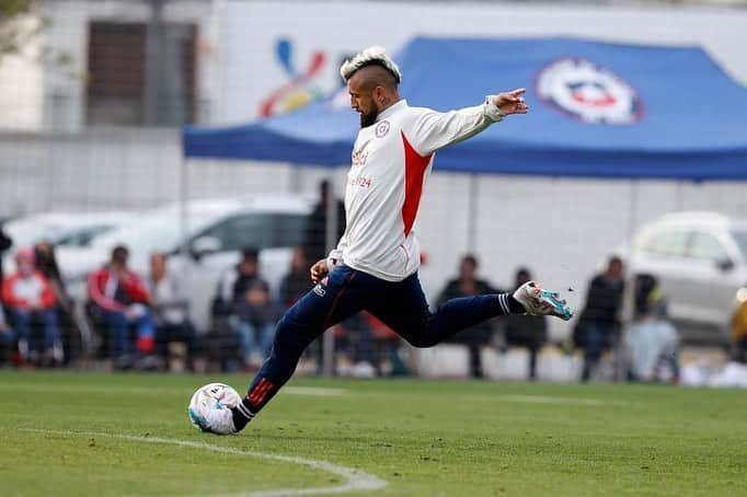 アルトゥーロ・ビダルのインスタグラム：「Chile ❤️🇨🇱⚽️🙏🏽 @laroja 🇨🇱」