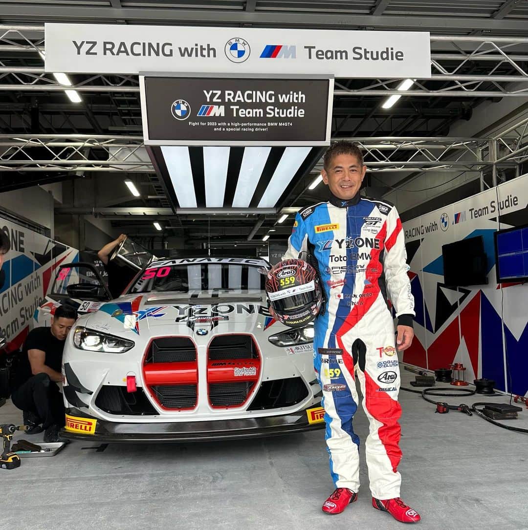織戸学のインスタグラム：「@gtworldchallengeasia   今週末 富士スピードウェイにて 開催  @yzone.co.ltd.yz_racing  @bmwteamstudie   より 新型のBMW M4 GT4 にて参戦  なかなか派手目なレーシングスーツ です。  そして 初めての carbon helmet  @araihelmet.ltd   塗装は matte Blackをベース  @hidecks_design_premium  にてとてもお気に入り 大切に使いましょう  carbon helmet めちゃくちゃ軽くて驚く  ハンスも新しく  もちろんパッドは @exgel_motorsport   今回のブレーキパッドは @projectmu.official   使わせて頂きます。  有り難う御座います。  #maxorido  #bmwm4」