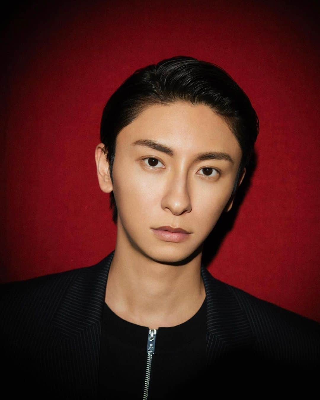 與真司郎のインスタグラム：「いつも応援してくださるファンの皆様へ  2023年6月14日をもちまして、約20年間お世話になったエイベックス・マネジメントとの専属契約を満了し、新たな挑戦に向けて独立することをご報告させていただきます。  オーディションから含め約20年間、本当にたくさんの経験を積ませていただきました。 そして、今回も僕の挑戦の為に温かく送り出していただき、関係者の皆様には感謝の気持ちしかありません。  今後はエイベックス・マネジメントとはエージェント契約を結び活動していきます。 勿論、AAAがグループ活動を再開する際には、 僕もそのステージに立ちたいと思っています。  そして何より、 いつも応援してくださるファンの皆様にも心より感謝を申し上げます。 ここまで走り続けることが出来たのは間違いなく皆様がいてくれたからです。  ありがとうございました。  また、新たな出発を機に、改めて皆様へ直接お伝えしたいことがあります。  "僕の人生をかけた挑戦"に関して、 個人的な願いにはなりますが、皆様の顔をみながら直接伝えさせていただければと思っております。  皆様にいままで通り応援、後押しして欲しいと思っておりますが、 理解していただくのが難しい内容だとも認識しております。  ただ、オフィシャルホームページやSNSなどでお伝えすることが最善だと、どうしても思えませんでした。  約18年間一緒に日々を過ごし応援してくれたファンの皆様の顔を見ながら、誰よりも最初に伝えることが僕の出来うる限りの誠意なのではないかと思い、会場を用意させていただきました。  入場料は無料とさせていただきます。  詳しい内容は本日新たに開設されましたオフィシャルサイトにて発表させていただきます。  もし良ければ、足を運んでいただければ幸いです。  與 真司郎  I would like to inform you that on June 14, 2023, my exclusive music contract with Avex Management, which I owe a great thanks to, will expire, and I will be independent as I take on new challenges. If I include the first audition at Avex, I have gained immense experience of 20 years. I am truly grateful to all the people involved for warmly sending me off on my new challenge. In the future, I will continue to work after signing an agent contract with Avex Management.   Of course, more than anything, when AAA group activities resume, I want to stand on that stage with the group. I would like to express my heartfelt gratitude to all the fans who always supported me. Because of all your love, I was able to keep going this far. Thank you very much.  In relation to my new beginning, I have prepared a venue as there is something really important I would like to convey directly to all my fans. You have supported me for 18 years and I wish to tell you all first while looking at everyone's faces.  I hope that everyone will continue to support and encourage me as before, but the subject may be difficult to understand.  Details will be announced on the new official website that was opened today.   If you don't mind, I would appreciate it if all of you can join the announcement. Of course, the admission will be free of charge.  SHINJIRO」