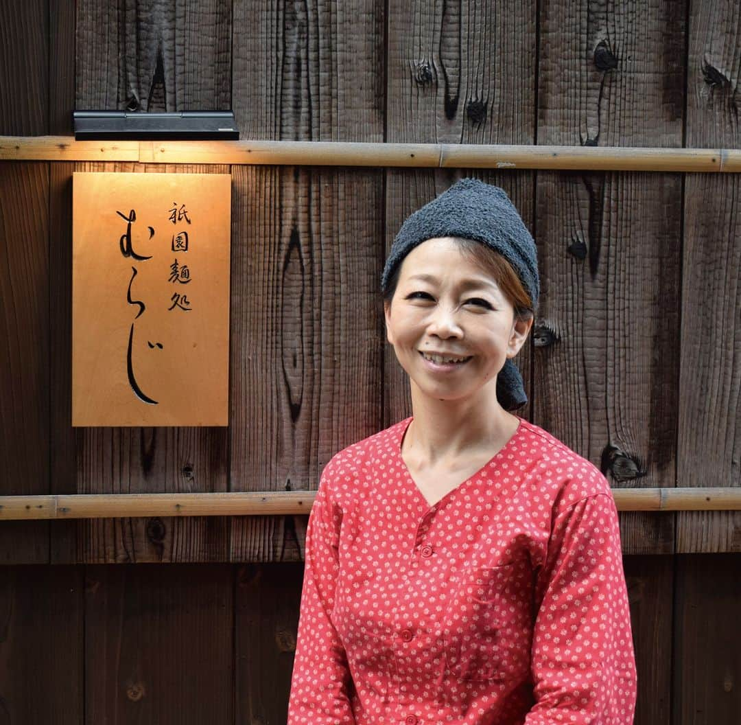 祇園麺処 むらじのインスタグラム：「In Japan, the noren ,a split shop curtain which is hung outside the entrance and has the shop's name on it, is said to be the face of the shop.  The Japanee character "Muraji" on the noren was written by the shop owner  who loves Japanese challigrapy when Gion shop had opened. The beauty of hiragana is eye-catching.  暖簾に描かれた「むらじ」の文字は、祇園店がオープンする際に書道をたしなむ女性店主が自ら書きあげたもの。ひらがなの美しさが目を引きます。  #muraji #ramen #ramenlover #kyotoramen #japanesenoodle #noodle #kyototrip #kyotorestaurant #kyoto #kyotolunch #kyotodinner #kyotopopular #麺処むらじ　＃京都ラーメン　＃関西ラーメン　＃麺好き　＃京都人気　＃京都名店　＃ラーメン　 ＃京都観光」