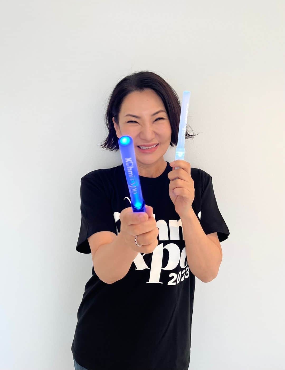 広瀬香美さんのインスタグラム写真 - (広瀬香美Instagram)「Kohmi EXPO グッズ第3弾発表！  コンサートに欠かせないペンライト！Kohmi EXPO のロゴ入りで制作しました。ぜひ、ライブを一緒に盛り上げてくださいね。  ✨🪄Kohmi EXPO オリジナル ペンライト🪄✨  ・ホワイト ・ブルー  6月19日（月）、Kohmi EXPO グッズ全ラインナップ発表 & オンラインにて販売予定。ぜひ、お楽しみに！  #KohmiEXPO #広瀬香美」6月15日 10時00分 - kohmi.hirose