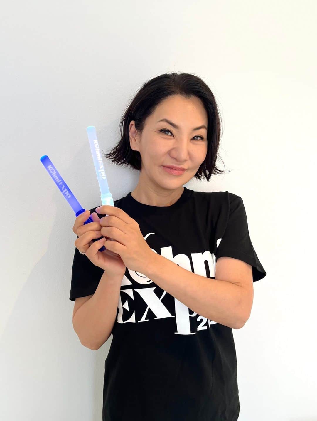 広瀬香美さんのインスタグラム写真 - (広瀬香美Instagram)「Kohmi EXPO グッズ第3弾発表！  コンサートに欠かせないペンライト！Kohmi EXPO のロゴ入りで制作しました。ぜひ、ライブを一緒に盛り上げてくださいね。  ✨🪄Kohmi EXPO オリジナル ペンライト🪄✨  ・ホワイト ・ブルー  6月19日（月）、Kohmi EXPO グッズ全ラインナップ発表 & オンラインにて販売予定。ぜひ、お楽しみに！  #KohmiEXPO #広瀬香美」6月15日 10時00分 - kohmi.hirose
