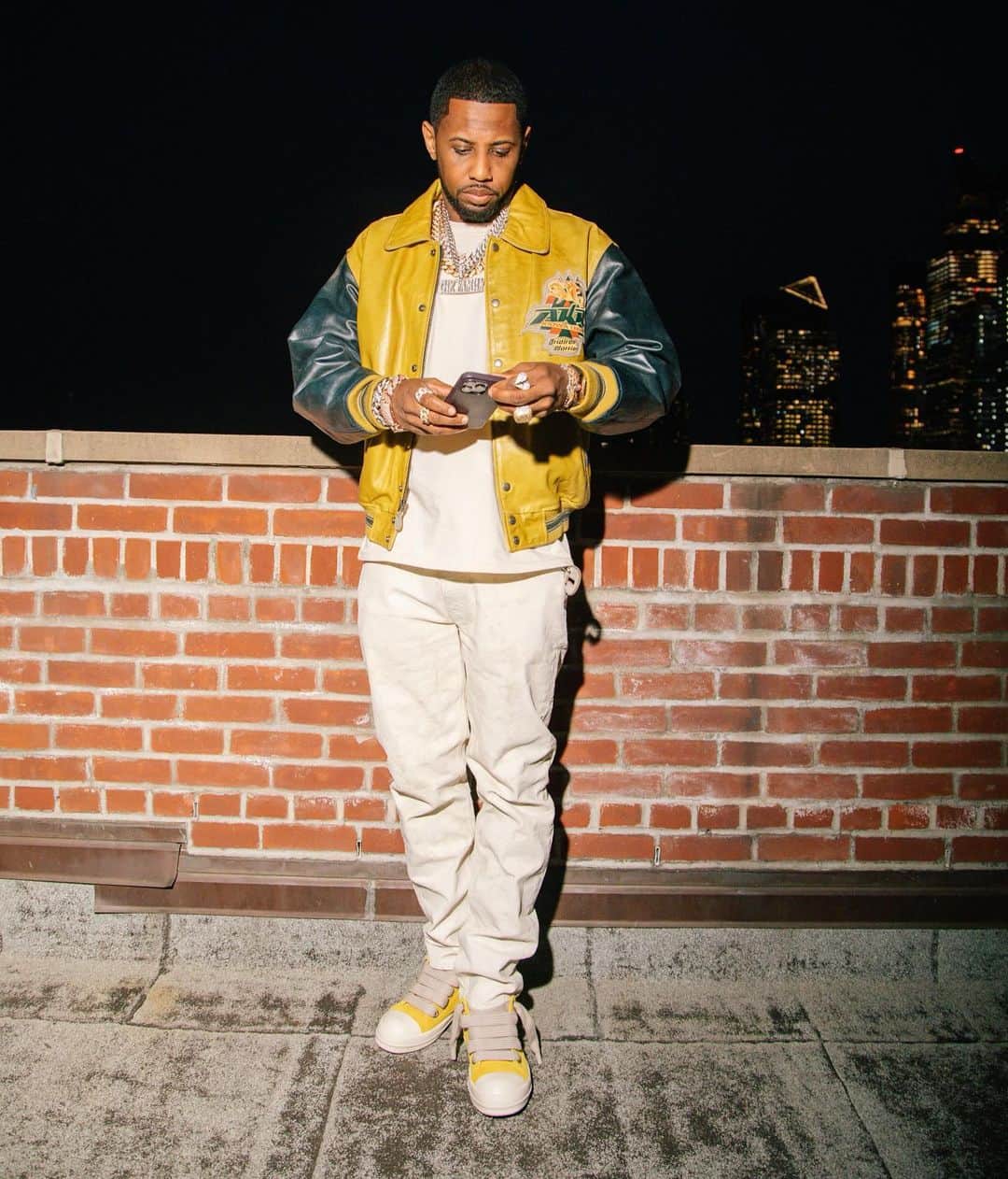 ファボラスのインスタグラム：「Keep it fly is the motto.. I’m not ya cup of tea, I’m a shot of Reposado [shot by @directedbyrj]   FLYEST IN THE CITY 🎥🎬 @kingcombs @aboogievsartist  Video Coming Soon」