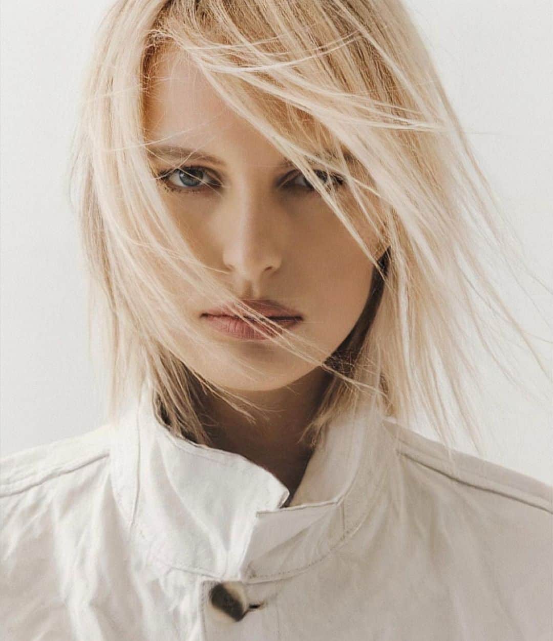カロリナ・クルコヴァのインスタグラム：「W H I T E • Hot x @vogueczechoslovakia  _ Photo: @marekmicanek Creative Director & Styling: @kralicek;  Hair: @gianlucamandelli1 (@thewallgroup);  Make-up: @daniela.gozlan (@thewallgroup)」