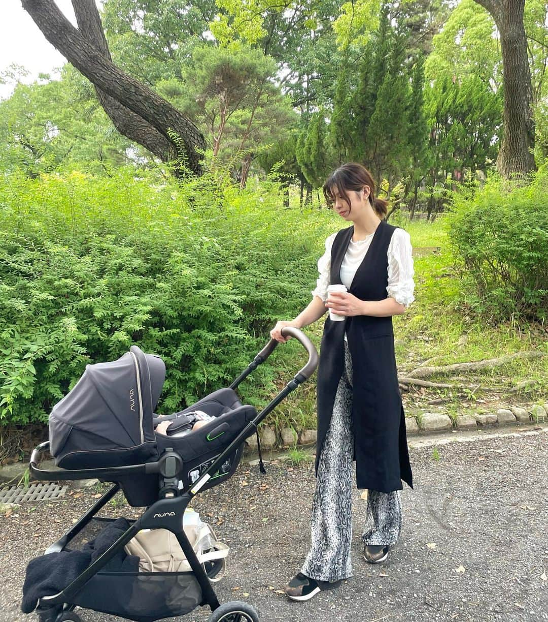 武井玲奈さんのインスタグラム写真 - (武井玲奈Instagram)「生後1ヶ月、初めてのお散歩🌈  この前、初めて家族でお散歩に！ 久しぶりに外にでれて 気分転換できて楽しかった〜☺︎꒡̈⃝⌄̈⃝  家出る前に授乳からのミルクで 腹持ちよくさせといたら ベビーカーの揺れで爆睡してくれた  泣きもせずお利口さんに 3時間ほどすごしてくれて すっごく助かった🥹🥹💗  出産前のボトムスが入ったけどパツパツ😱😱 これは早急に身体作りしなければ… といってもまだ生活リズムが整えれて ないから少しずつ行動していこう！ あせらず、、あせらず、、 (👆🏻自分に言い聞かせてる(笑))  ----------------  産後1ヶ月コーデ  tops @torrazzodonna_official   best @zara  bottom 沖縄の北谷で買ったやつ(笑)  ベストの下にきてるトップスは 薄地のシャツで気温が上がったり 下がったりする今の時期に ピッタリだった @torrazzodonna_official ✨️  #産後コーデ #生後1ヶ月 #生後1ヶ月ベビー #プレママ #ワンオペ #産後ケア」6月15日 10時15分 - takeirena