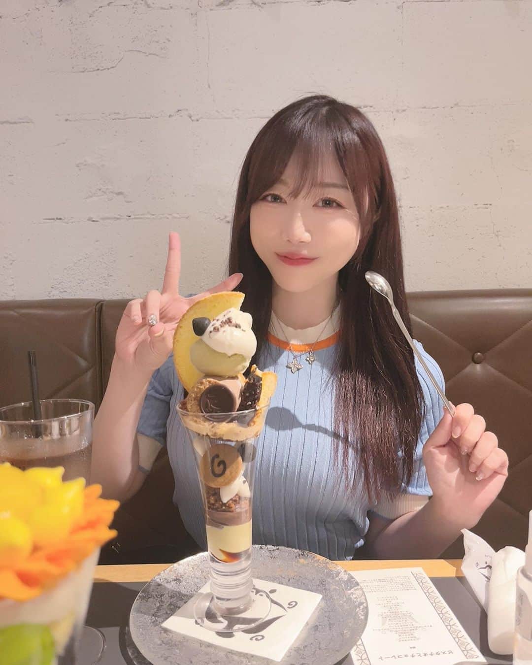 のインスタグラム：「夜パフェ第2弾🍨いえい  今回は池袋の @momobukuro に行ってきた〜💓  ピスタチオとチョコの組み合わせってどうしてこんなに美味しいのだろう…  連勤終わりのパフェだったので ぺろりでした🤤💓💓  1層1層全て美味しくて幸せでした💓  また行こっとฅ( ˙꒳​˙ ฅ)  PR @momobukuro  #夜パフェ #シメパフェ #池袋パフェ #東京パフェ #パフェ #池袋グルメ #モモブクロ #池袋スイーツ」