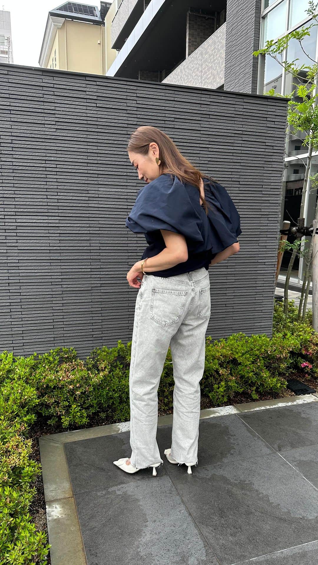 Keikooooooのインスタグラム：「コーデ🩵 肩が隠れるデザインのトップスは、 @shiorin0802suzuki ちゃんコラボの @meri.onlinestore の天使の羽ブラウス👼✨ 後ろ姿が可愛いすぎる😆🥺✨ もうすでにホワイトが欲しくなってる🫣♥️♥️♥️  tops @meri.onlinestore  denim @zara #zara shoes @zara bag @a_vacation_   #ママコーデ#大人かわいい #シンプルコーデ #シンプル#カジュアル#カジュアルコーデ #大人カジュアル#ザラ#デニム#デニムコーデ#夏コーデ#ザラ#ザラ購入品」