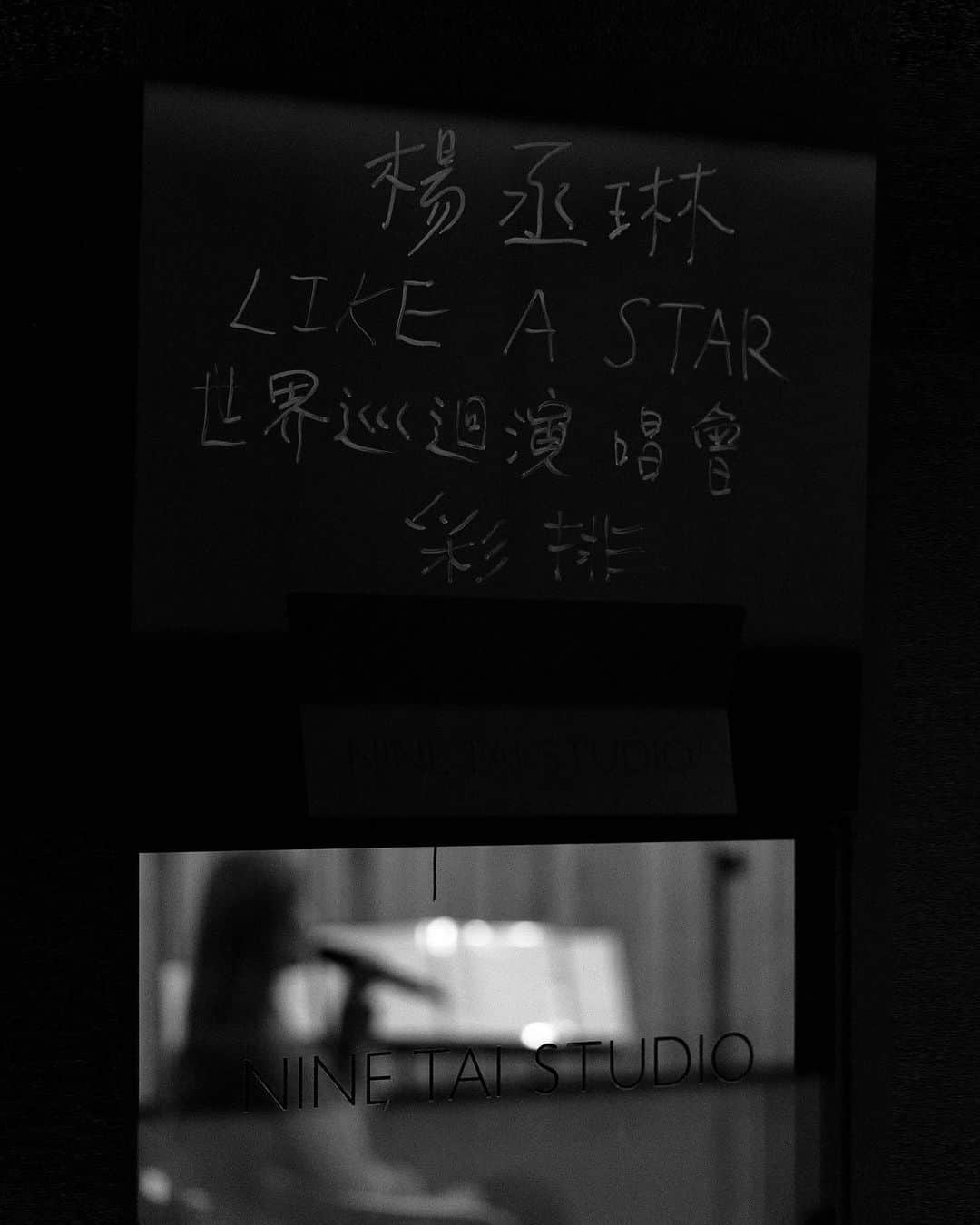 レイニー・ヤンさんのインスタグラム写真 - (レイニー・ヤンInstagram)「練團時 好幾首歌唱起來的感受 和2020年LIKE A STAR巡演首唱時都不一樣了 我的內心經歷了什麼變化呢 到時在Talking環節細說囉 演唱會週六週日見🤍🤍🤍  📷 @kevinim   #likeastar世界巡迴演唱會  #likeastar #像是一顆星星 #演唱會花絮照」6月15日 13時35分 - rainie77