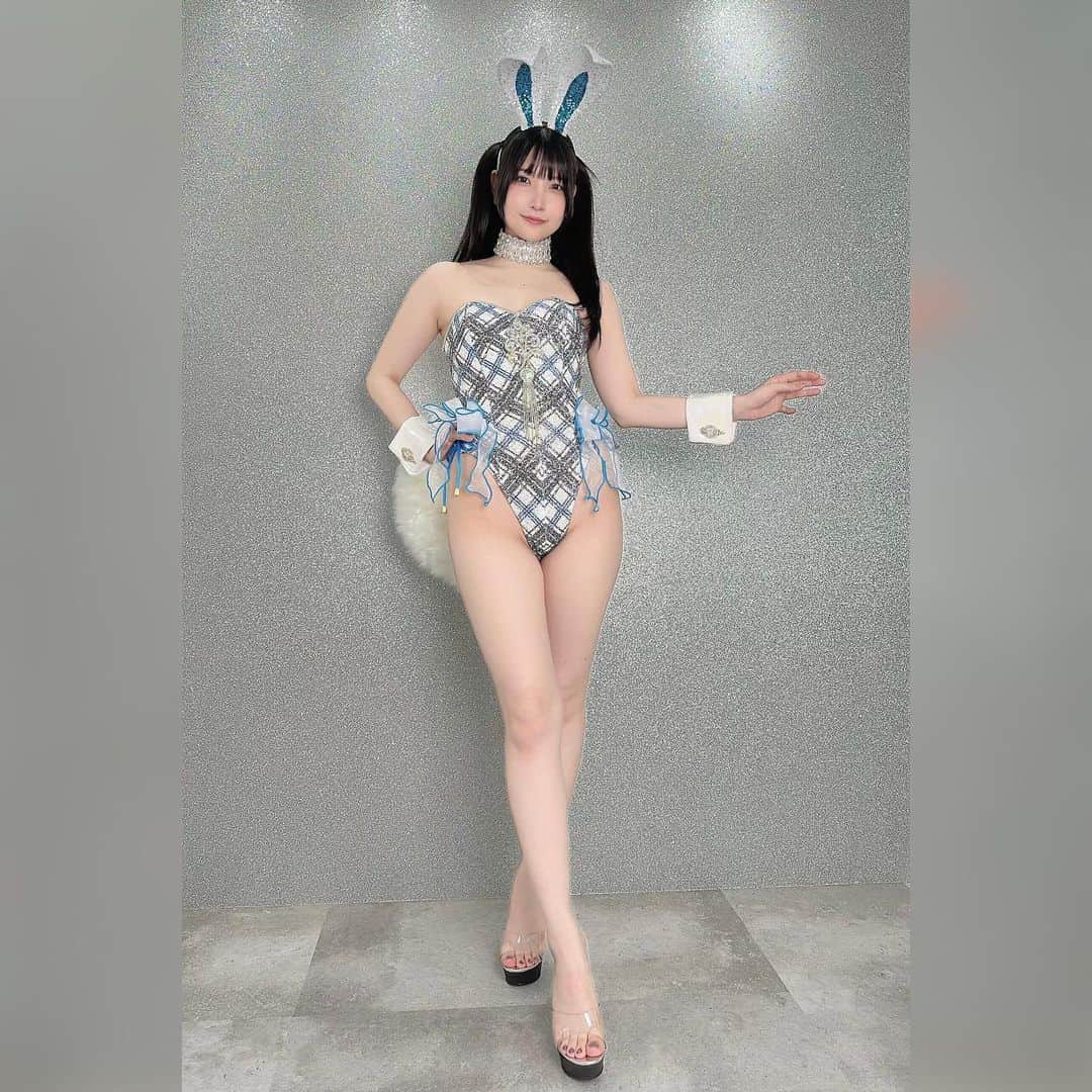 あまつ様のインスタグラム：「💠 ⁡ ⁡ アトリエダームさんの新作バニー🩵 ⁡ ⁡ クッションみたいな特大すぎるふわふわ尻尾に キラキラビジューたっぷりの涼しげスパンコールボディ オーガンジーのリボンとの相性もぴったりでめちゃくちゃすき🥹🫶🏻🫶🏻🫶🏻 ⁡ ⁡ ⁡ #あまつまりな #あまつ様 #グラビア #アトリエダーム #バニー #バニーガール」