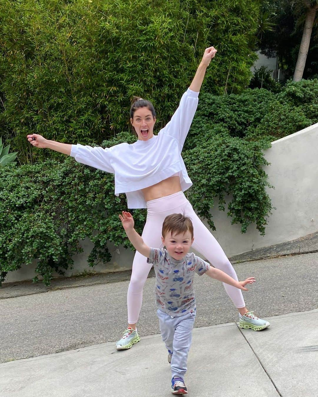 ヒラリー・ローダさんのインスタグラム写真 - (ヒラリー・ローダInstagram)「First year of preschool in the books! 🚀📚🖍️」6月15日 10時39分 - hilaryrhoda