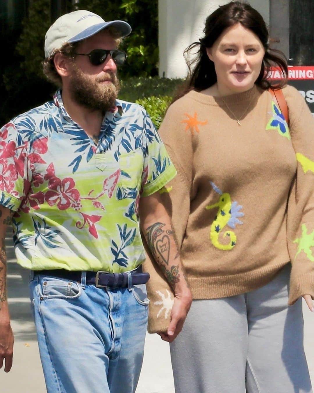 Just Jaredさんのインスタグラム写真 - (Just JaredInstagram)「New parents Jonah Hill & Olivia Millar hold hands while out on a lunch date after the birth of their first child. #JonahHill #OliviaMillar Photos: Backgrid」6月15日 10時40分 - justjared