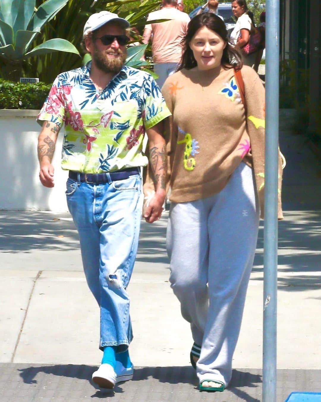 Just Jaredさんのインスタグラム写真 - (Just JaredInstagram)「New parents Jonah Hill & Olivia Millar hold hands while out on a lunch date after the birth of their first child. #JonahHill #OliviaMillar Photos: Backgrid」6月15日 10時40分 - justjared
