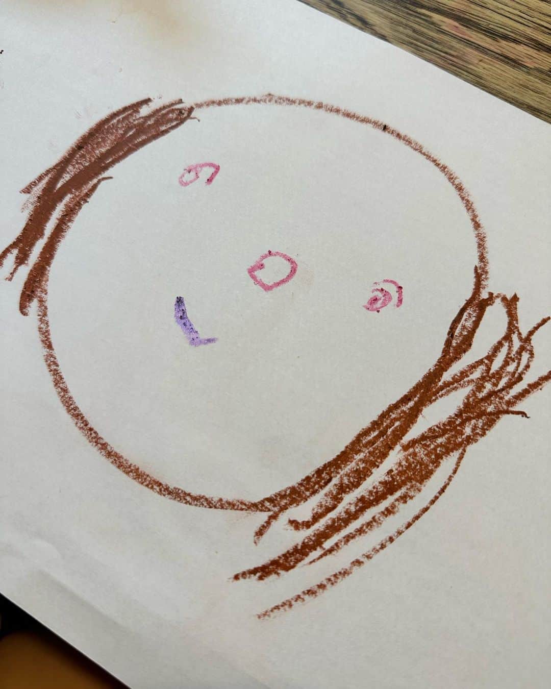 藤本美貴さんのインスタグラム写真 - (藤本美貴Instagram)「おまめちゃんに大きい丸を描いてあげたら つーたんの顔描いてくれた♡  人とか聞けるようになったのね♡♡ 成長感じる朝でした♡」6月15日 10時32分 - mikittyfujimoto