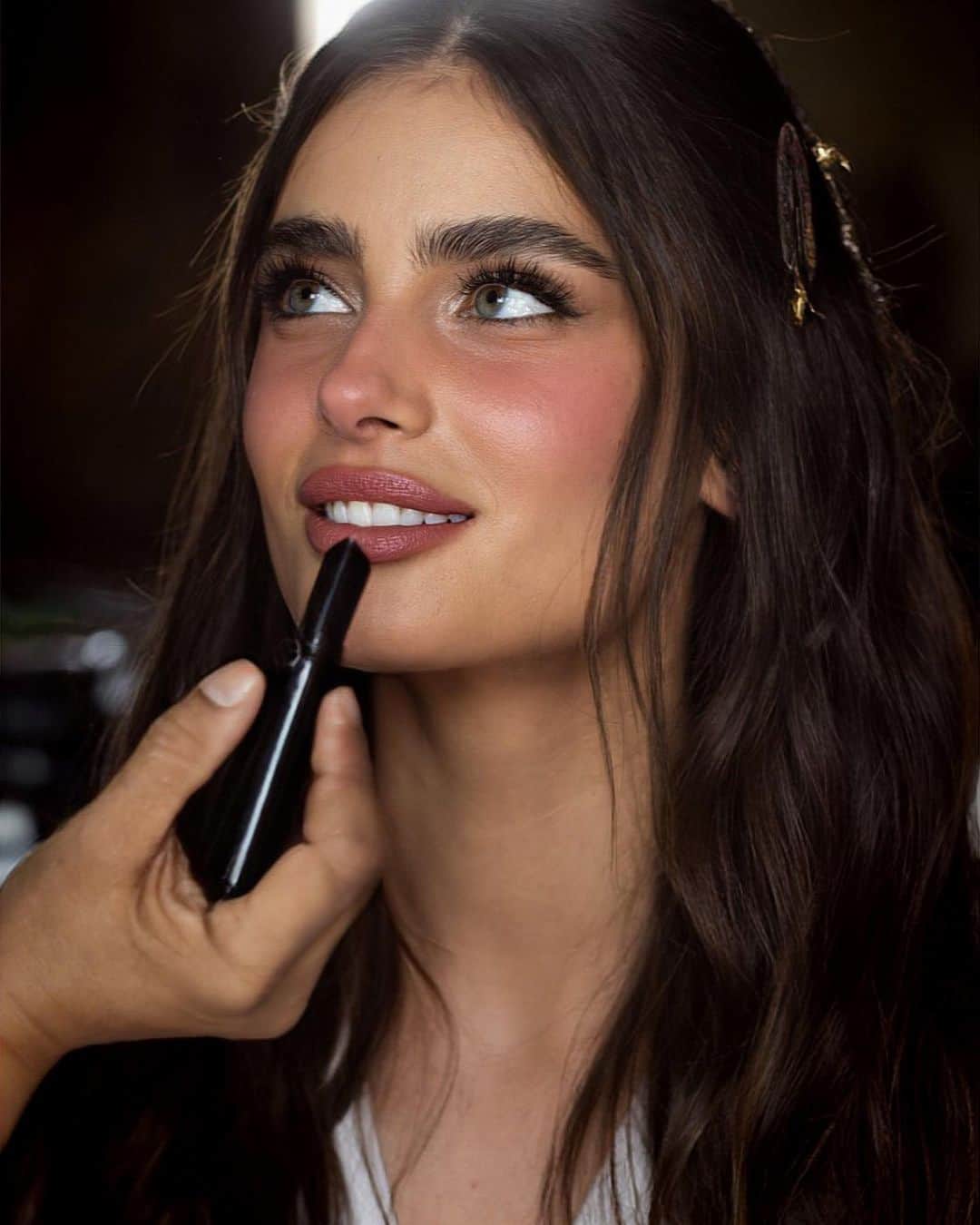 Carolina Gonzalezのインスタグラム：「🤍T A Y L O R🎀BLUSHING BRIDE 🎀 @taylor_hill  #MakeupbyMe @cgonzalezbeauty  Assisted by @veronicagaona  Photo by @thebeautycine  Hair @daniellepriano  Assisted by @kellihoff #TaylorHill  #CGonzalezBeauty  #ArmaniBeauty    USING:    @armanibeauty  Luminous Silk Glow Blush 51 Luminous Silk Concealer 5.25, 5.75  Luminous Silk Foundation 5.75, 5.8  A Contour 21 Eye Tints 42, 18m, 22m, 36m  Luminous Silk Glow Setting Powder 4, 5.5  Lip Power 109 Eyes To Kill Mascara Classico」