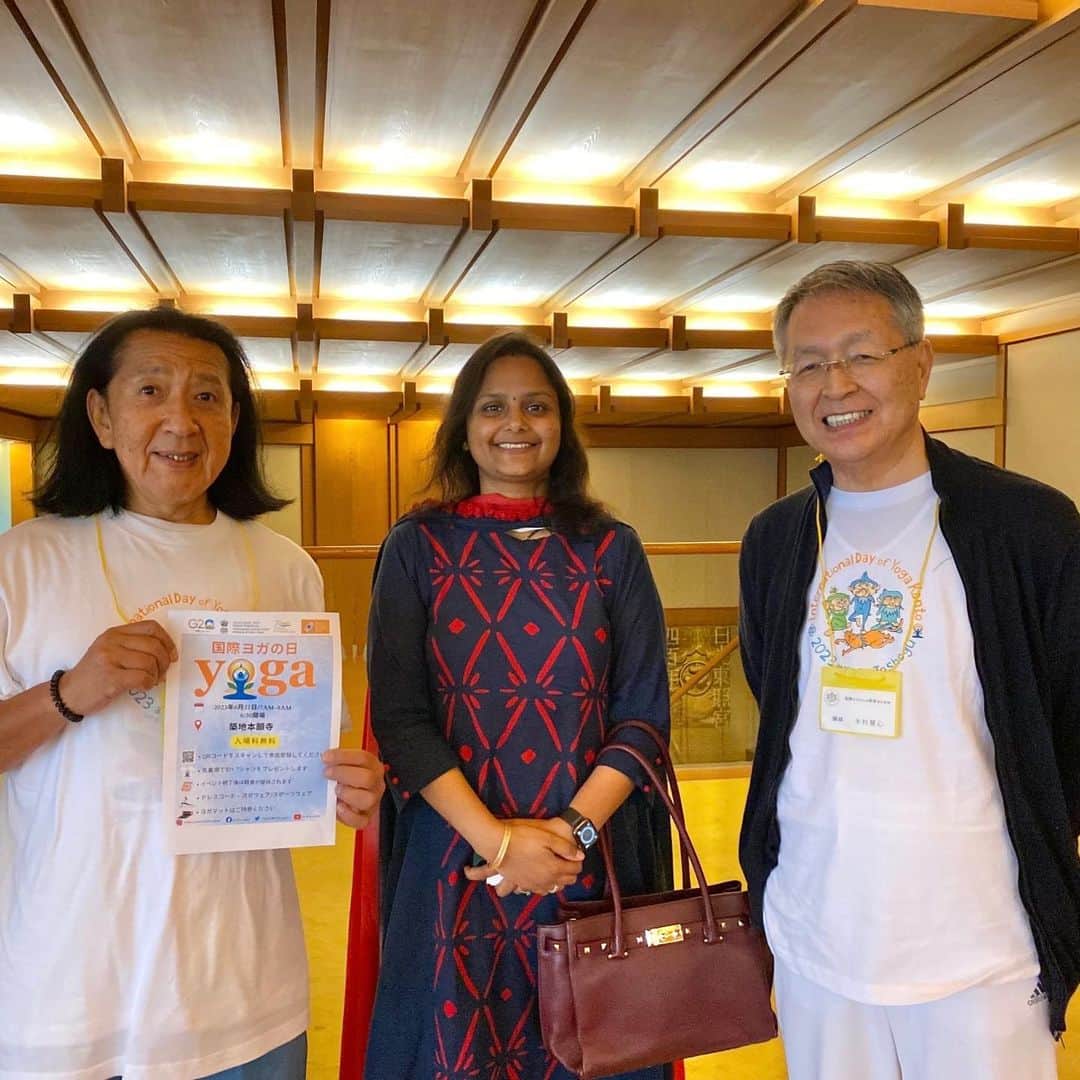 Ken Harakumaのインスタグラム：「日光東照宮にて。 @yogaday.kanto  雨の東照宮も素晴らしく、イベントも大盛況でした❤️❤️❤️ 中央：インド大使館ヴィヴェーカナンダ文化センター(VCC)カニカ・アガルワルVCC館長 @indiainjapan_embassyofindia  @indian_cultural_centre_japan  右： 日本ヨガ療法学会理事長 木村 慧心先生 @international_yoga_center  6月21日築地本願寺開催の「国際ヨガの日」イベントも楽しみです❣️ @tsukijihongwanji_official  参加費無料ですので、沢山の方にお越しいただけると嬉しいです❣️ 築地本願寺のホームページまたは、3ページ目のQRコードからも申込可能です。 #国際ヨガデー  #インド大使館  #ヨガ  #築地本願寺  #ケンハラクマ」