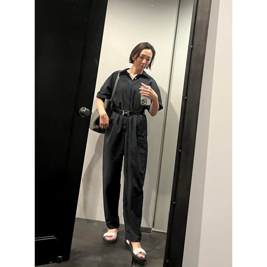 高橋志津奈のインスタグラム：「昨日はデニムスカートで仕事に行ったけど、夜は子供とハリーポッターだったので動きやすいオールインワンで。 . この @nave_jp のオールインワンはシワになりづらくて運転長くても安心😊少し緩いからベルトでウエストマークしてみたよ🤭 . #shizunascoordinate #オールインワン#らくちんサンダル #動きやすいコーディネート」